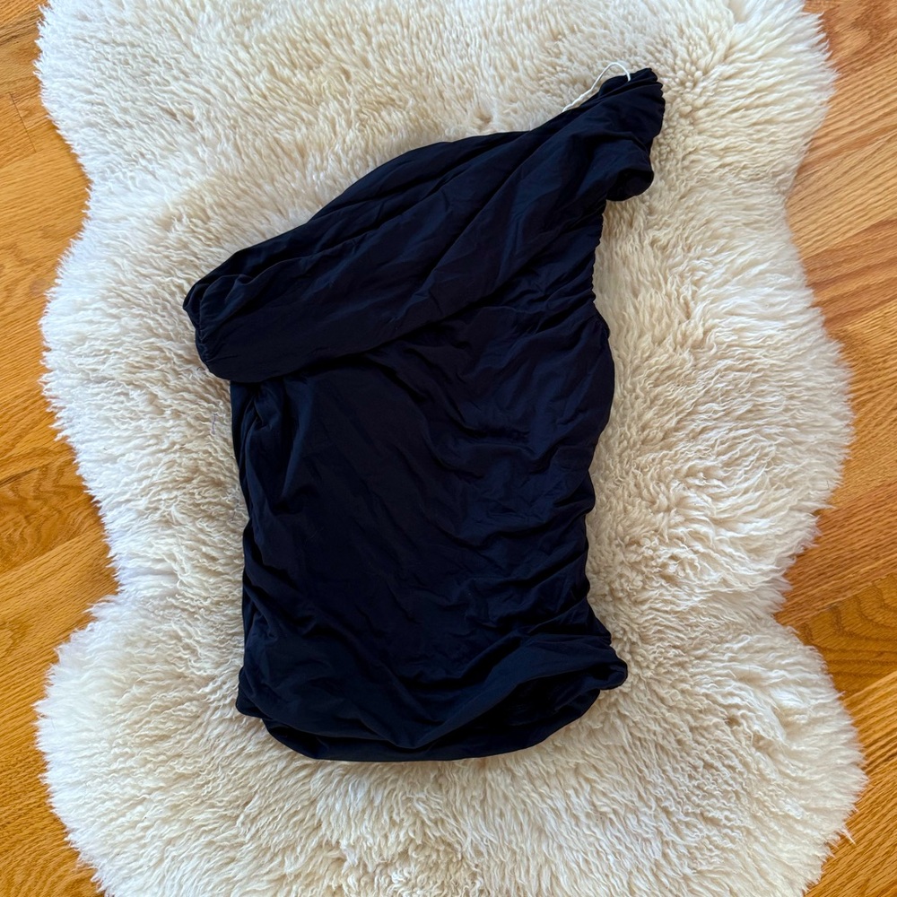 Qinsen Black One-Shoulder Tank